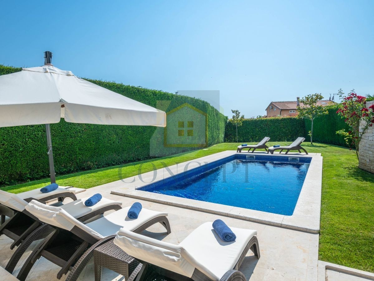 Poreč, Vabriga, Moderna luksuzna dvojna vila s bazenom, 1 km od morja