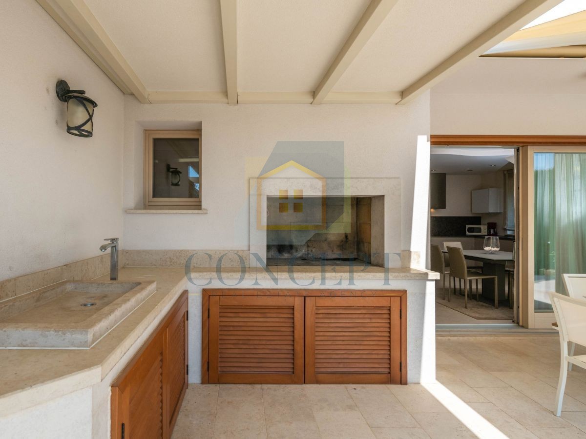 Poreč, Vabriga, Moderna luksuzna dvojna vila s bazenom, 1 km od morja