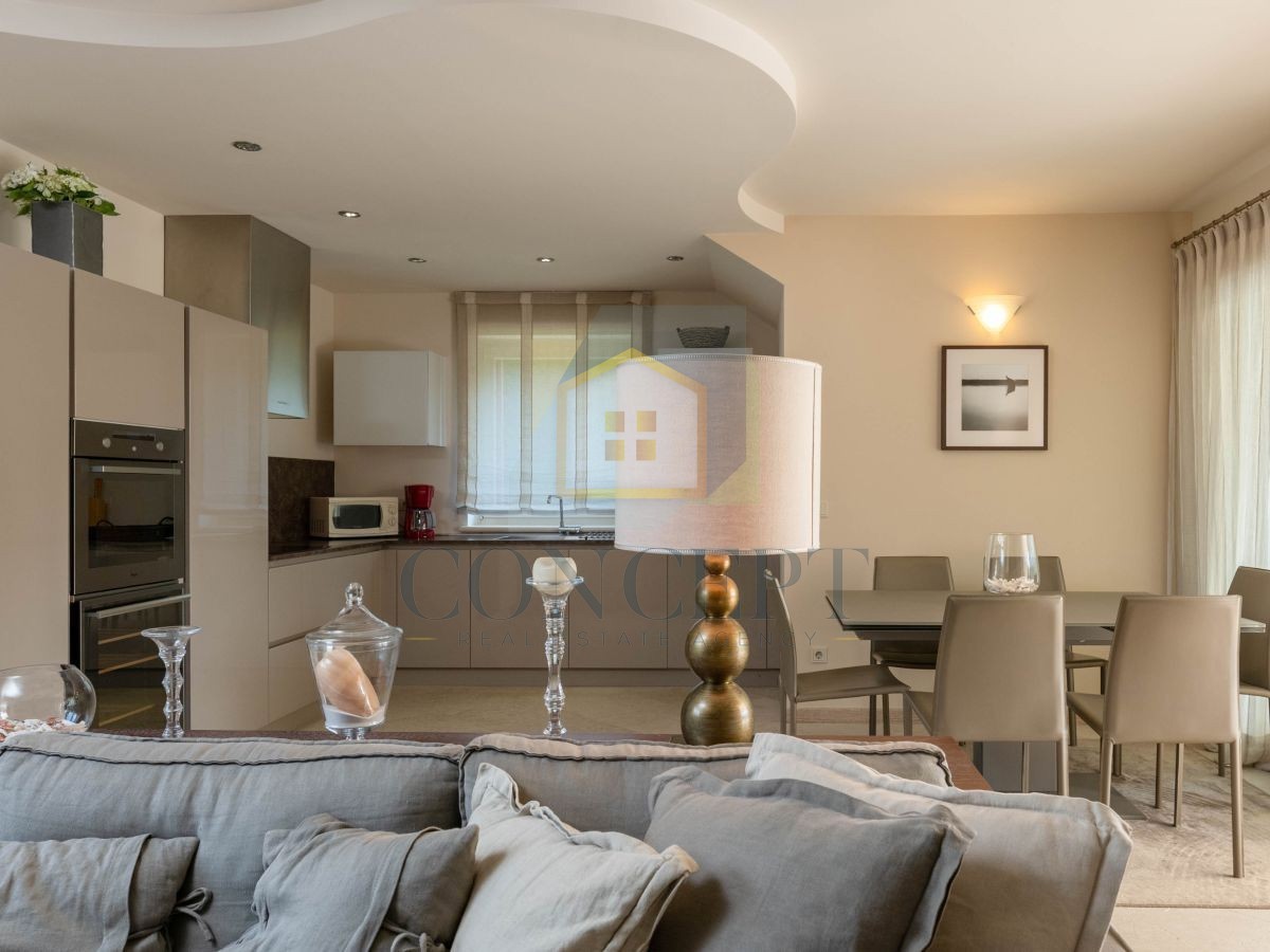 Poreč, Vabriga, Moderna luksuzna dvojna vila s bazenom, 1 km od morja