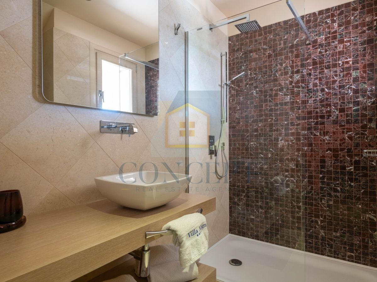 Poreč, Vabriga, Moderna luksuzna dvojna vila s bazenom, 1 km od morja