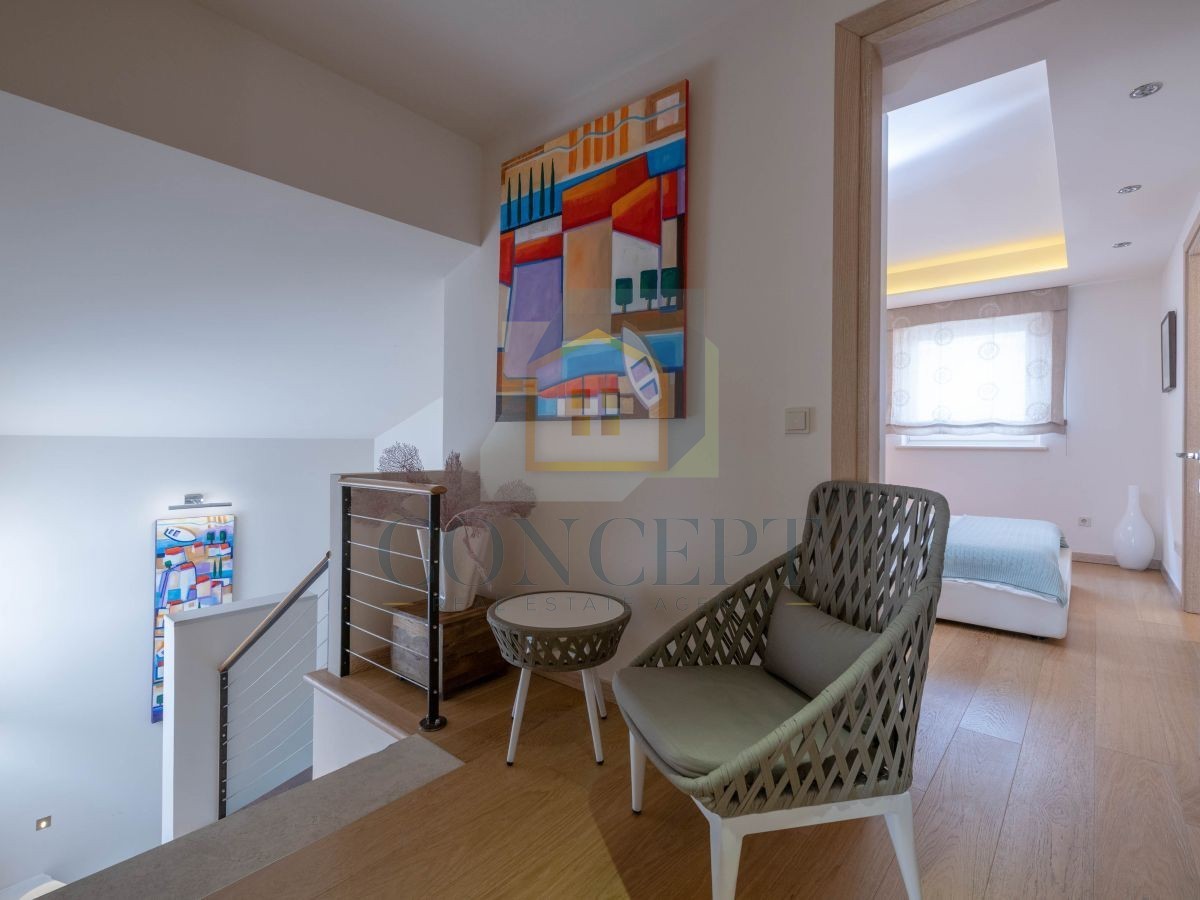 Poreč, Vabriga, Moderna luksuzna dvojna vila s bazenom, 1 km od morja