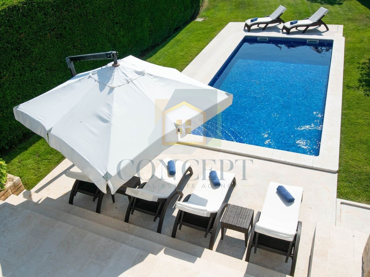 Poreč, Vabriga, Moderna luksuzna dvojna vila s bazenom, 1 km od morja