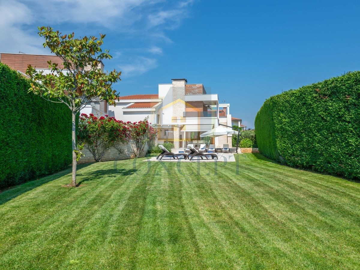 Poreč, Vabriga, Moderna luksuzna dvojna vila s bazenom, 1 km od morja