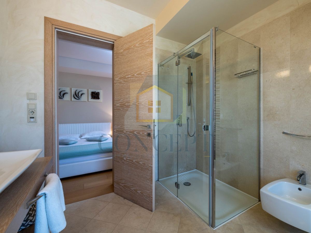 Poreč, Vabriga, Moderna luksuzna dvojna vila s bazenom, 1 km od morja