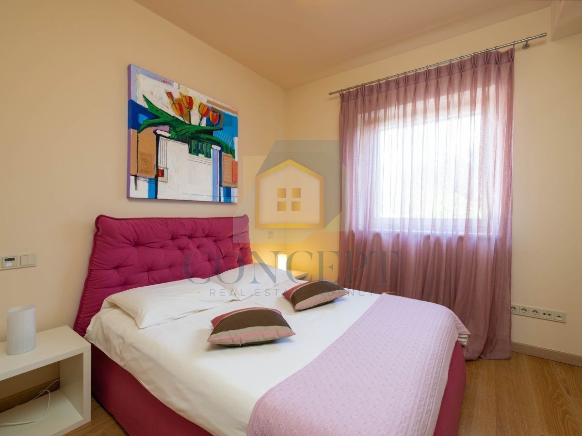 Poreč, Vabriga, Moderna luksuzna dvojna vila s bazenom, 1 km od morja