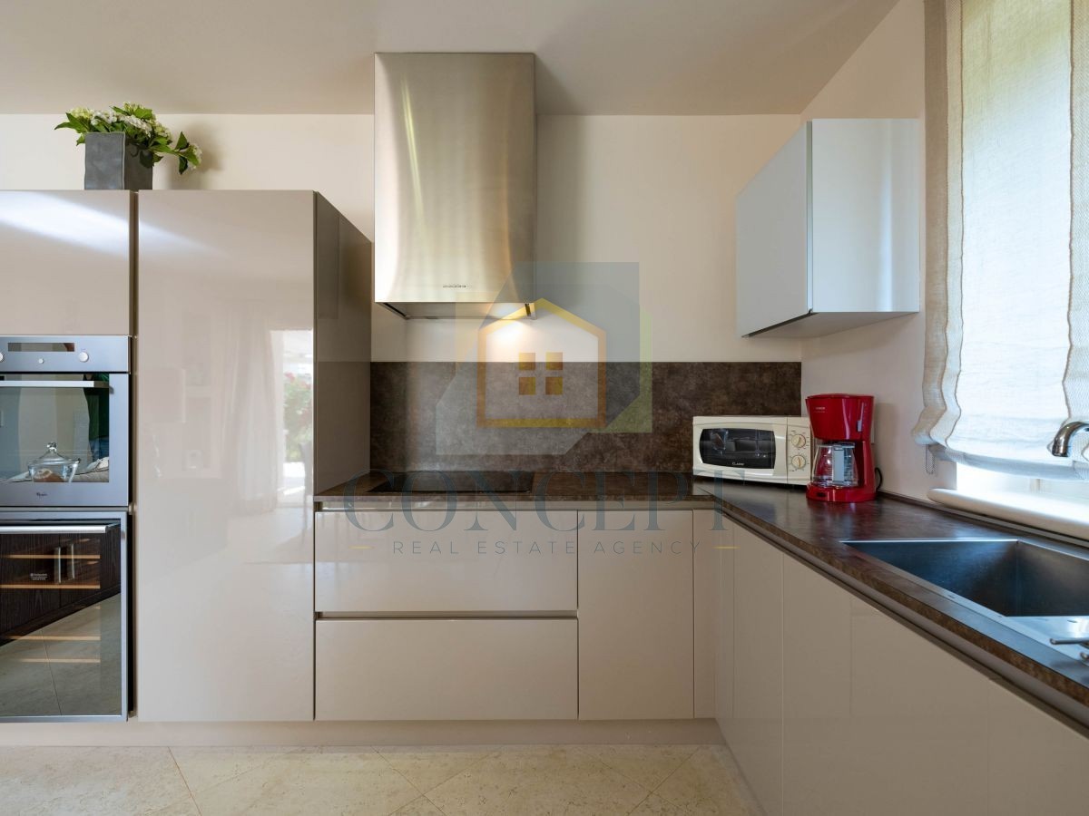 Poreč, Vabriga, Moderna luksuzna dvojna vila s bazenom, 1 km od morja