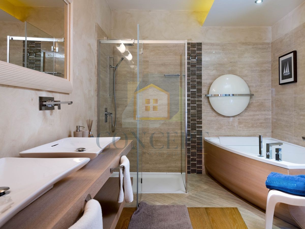 Poreč, Vabriga, Moderna luksuzna dvojna vila s bazenom, 1 km od morja