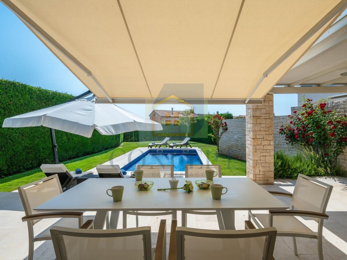 Poreč, Vabriga, Moderna luksuzna dvojna vila s bazenom, 1 km od morja