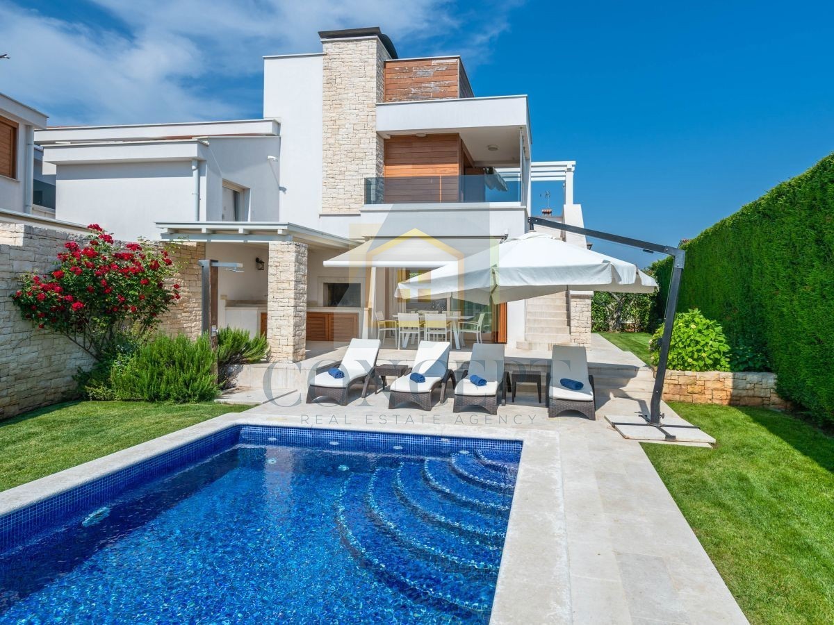 Poreč, Vabriga, Moderna luksuzna dvojna vila s bazenom, 1 km od morja