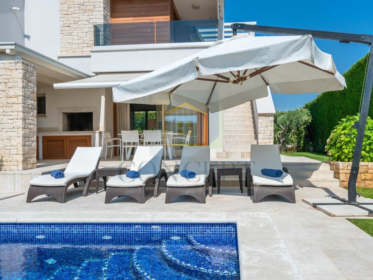 Poreč, Vabriga, Moderna luksuzna dvojna vila s bazenom, 1 km od morja
