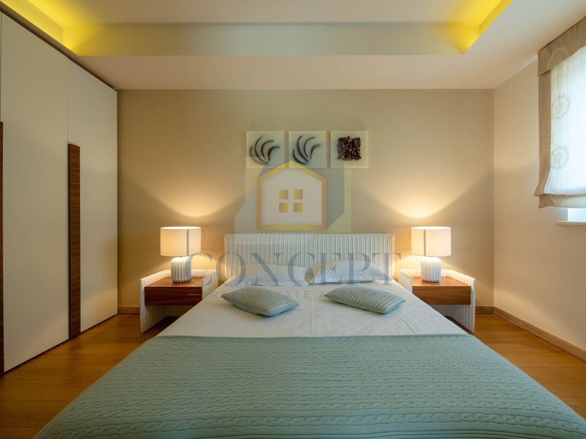 Poreč, Vabriga, Moderna luksuzna dvojna vila s bazenom, 1 km od morja