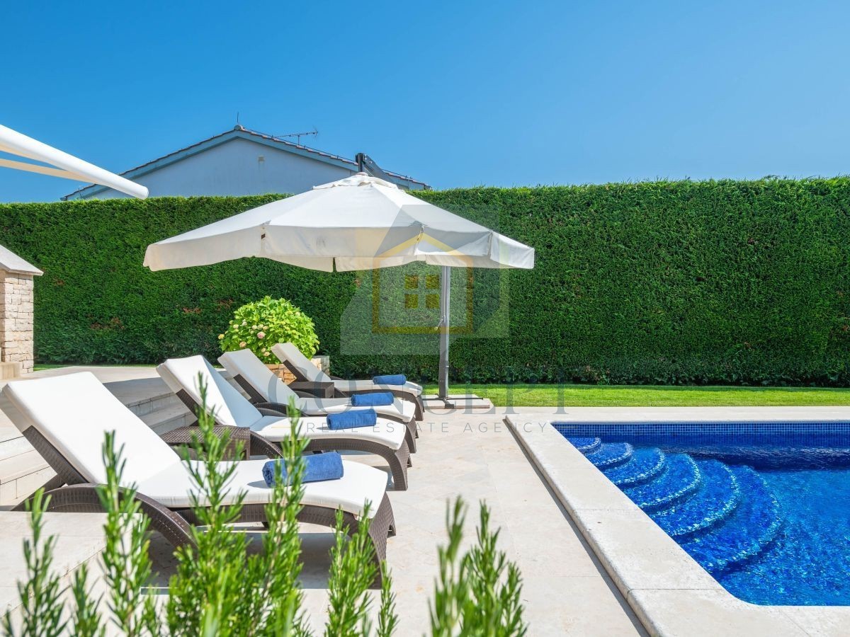 Poreč, Vabriga, Moderna luksuzna dvojna vila s bazenom, 1 km od morja