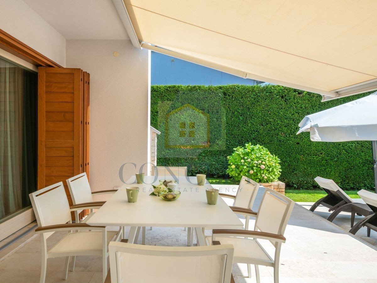 Poreč, Vabriga, Moderna luksuzna dvojna vila s bazenom, 1 km od morja