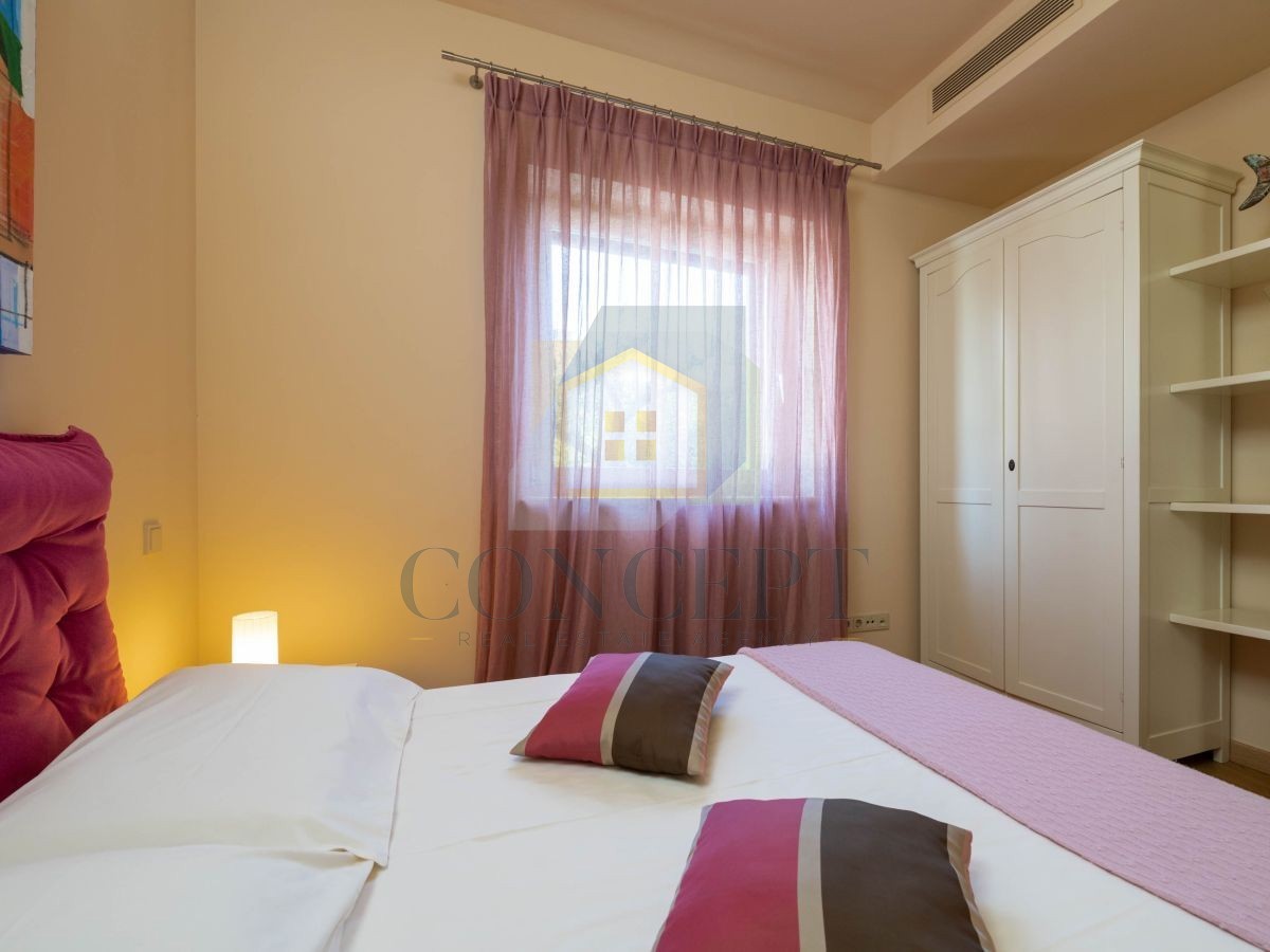 Poreč, Vabriga, Moderna luksuzna dvojna vila s bazenom, 1 km od morja