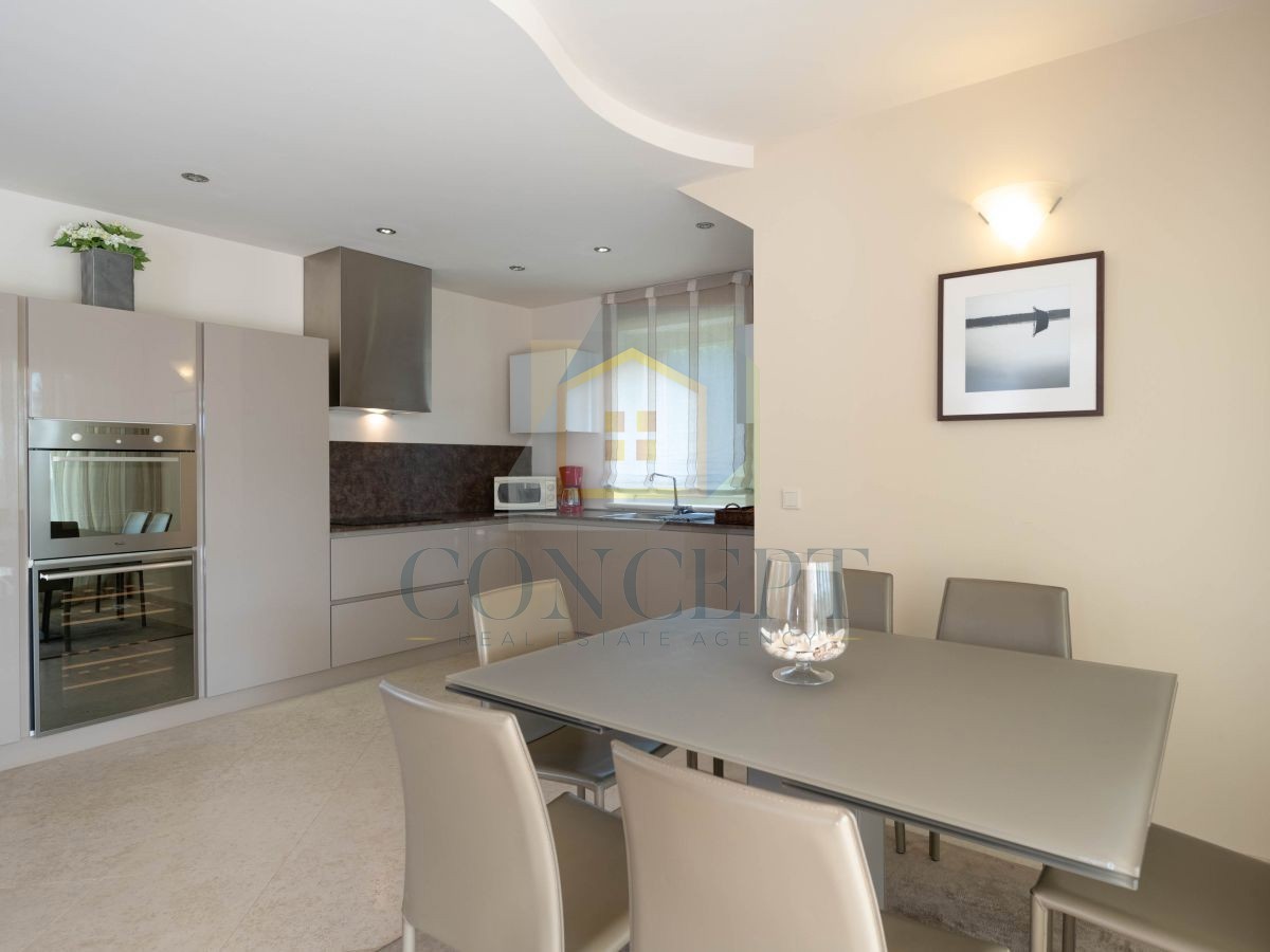 Poreč, Vabriga, Moderna luksuzna dvojna vila s bazenom, 1 km od morja