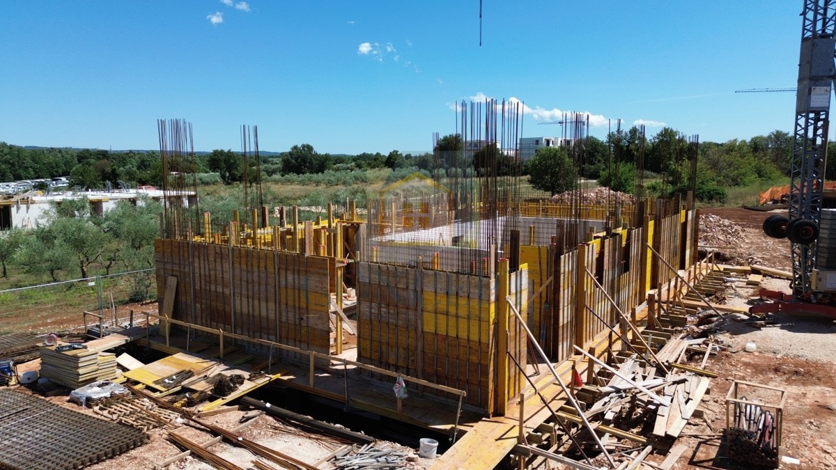 Tar, Poreč - EKSKLUZIVNA PONUDA - Stan v pritličju s dvoriščem 3 km od morja