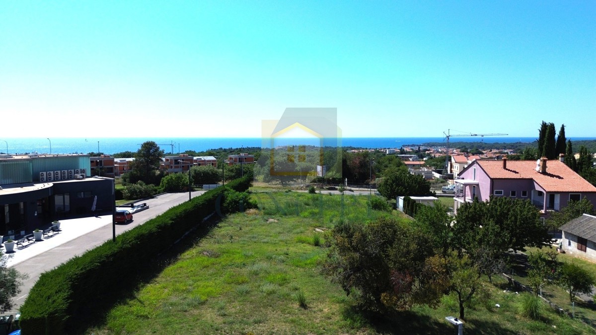 Poreč, Gradbeno zemljišče z gradbenim dovoljenjem za 5 stanovanj, 1 km od morja