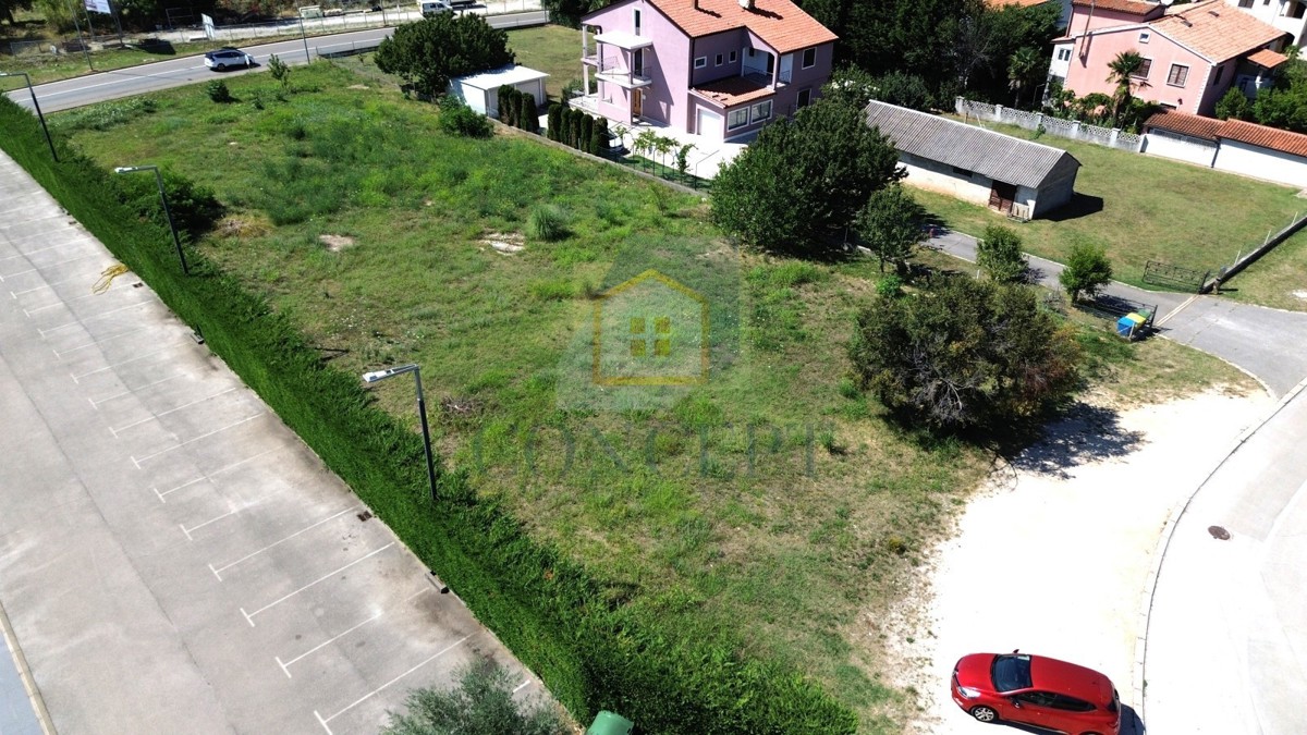 Poreč, Gradbeno zemljišče z gradbenim dovoljenjem za 5 stanovanj, 1 km od morja