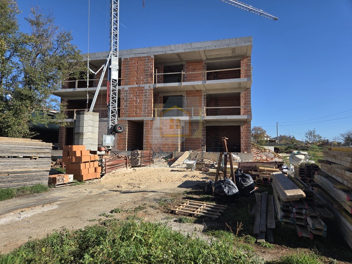 Poreč, okolica, Stan na 2. nadstropju zgrade z dvigalom in pogledom na morje, 7 km od morja.