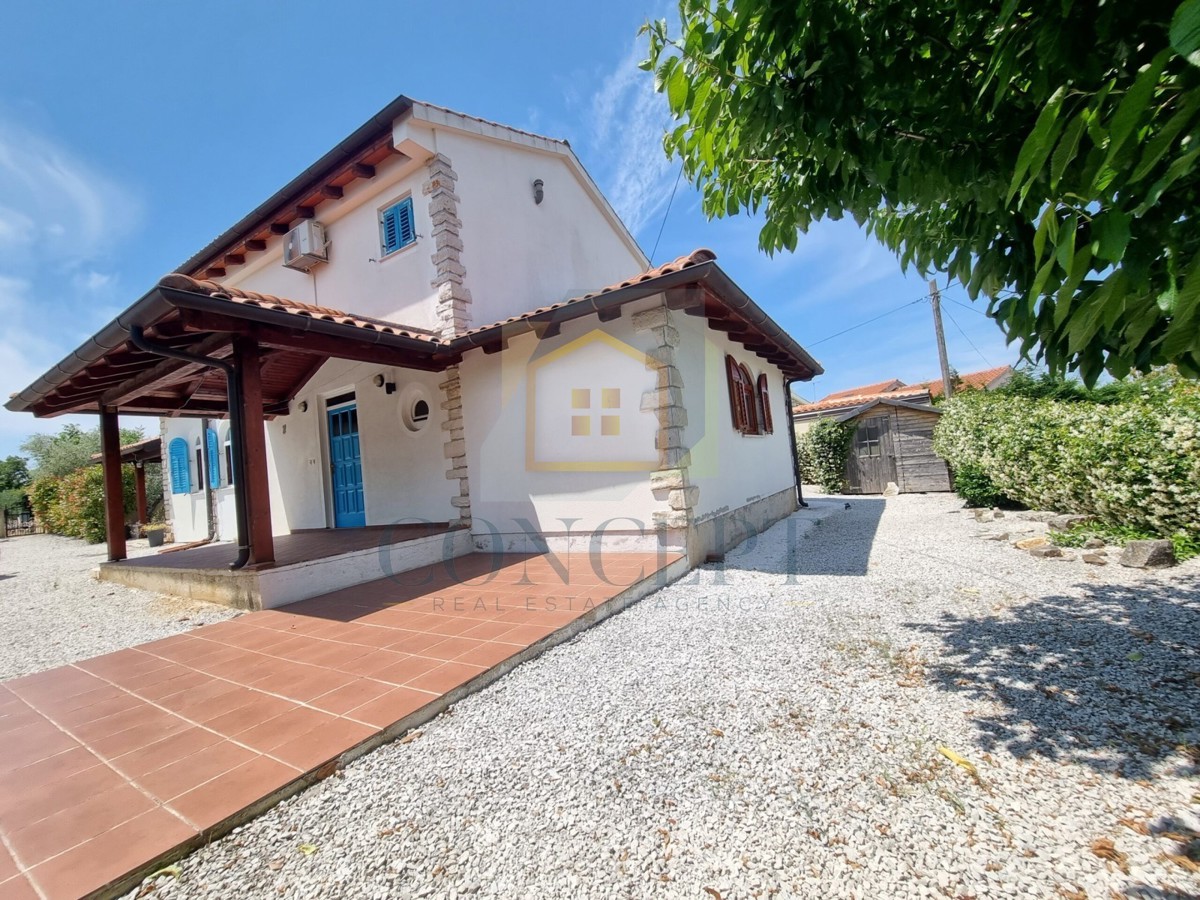 Poreč, okolica, Samostoječa hiša s bazenom na mirni lokaciji, 12 km od morja