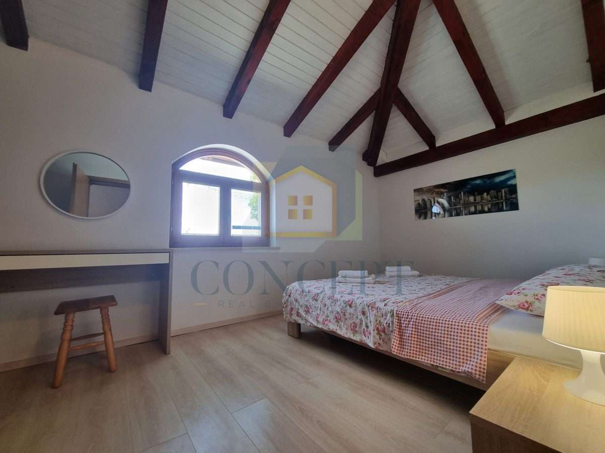 Poreč, okolica, Samostoječa hiša s bazenom na mirni lokaciji, 12 km od morja