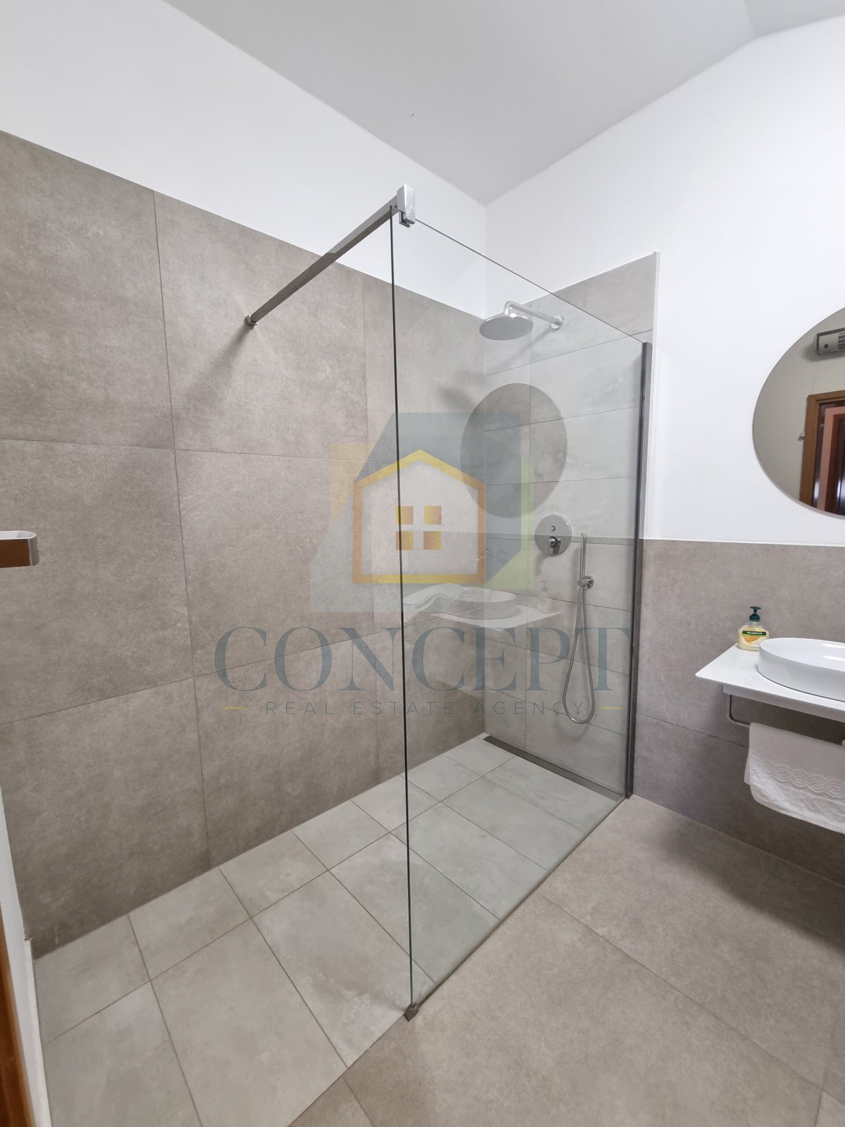 Poreč, okolica, Samostoječa hiša s bazenom na mirni lokaciji, 12 km od morja