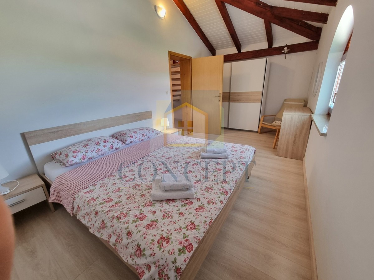 Poreč, okolica, Samostoječa hiša s bazenom na mirni lokaciji, 12 km od morja