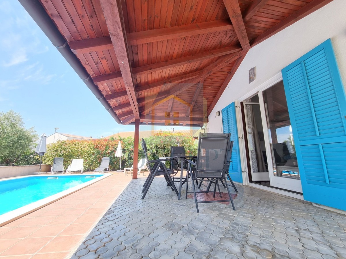 Poreč, okolica, Samostoječa hiša s bazenom na mirni lokaciji, 12 km od morja