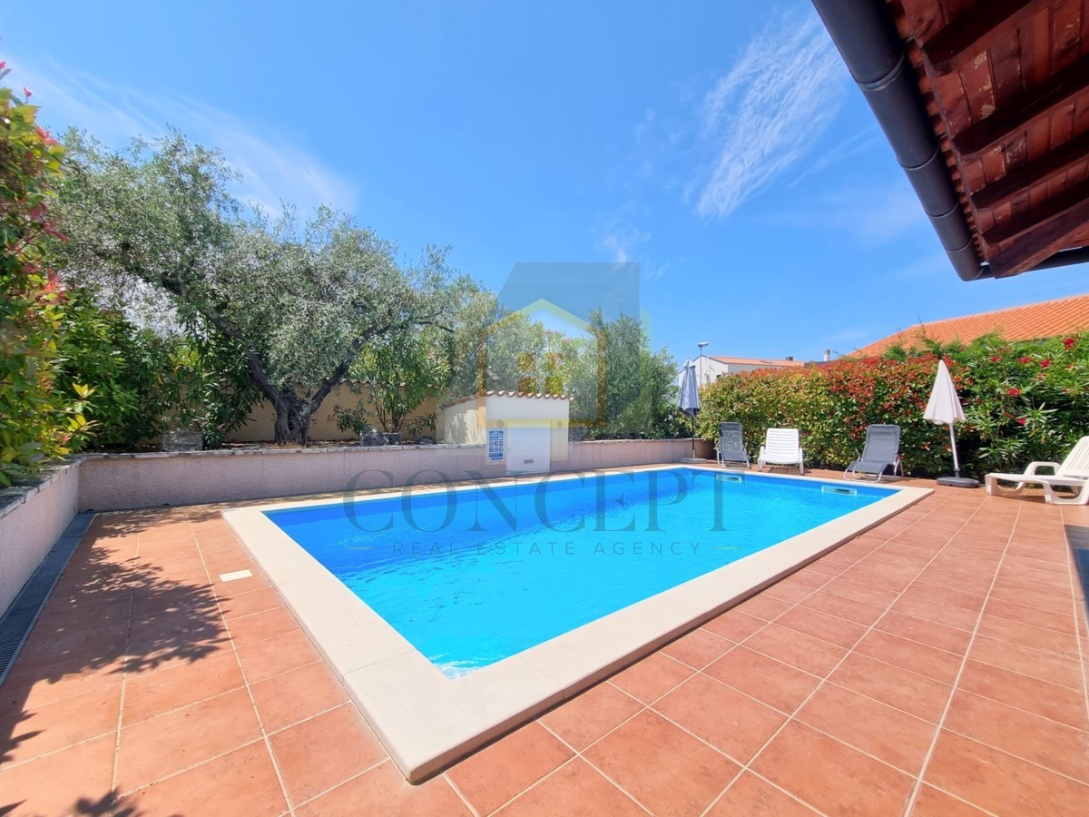 Poreč, okolica, Samostoječa hiša s bazenom na mirni lokaciji, 12 km od morja