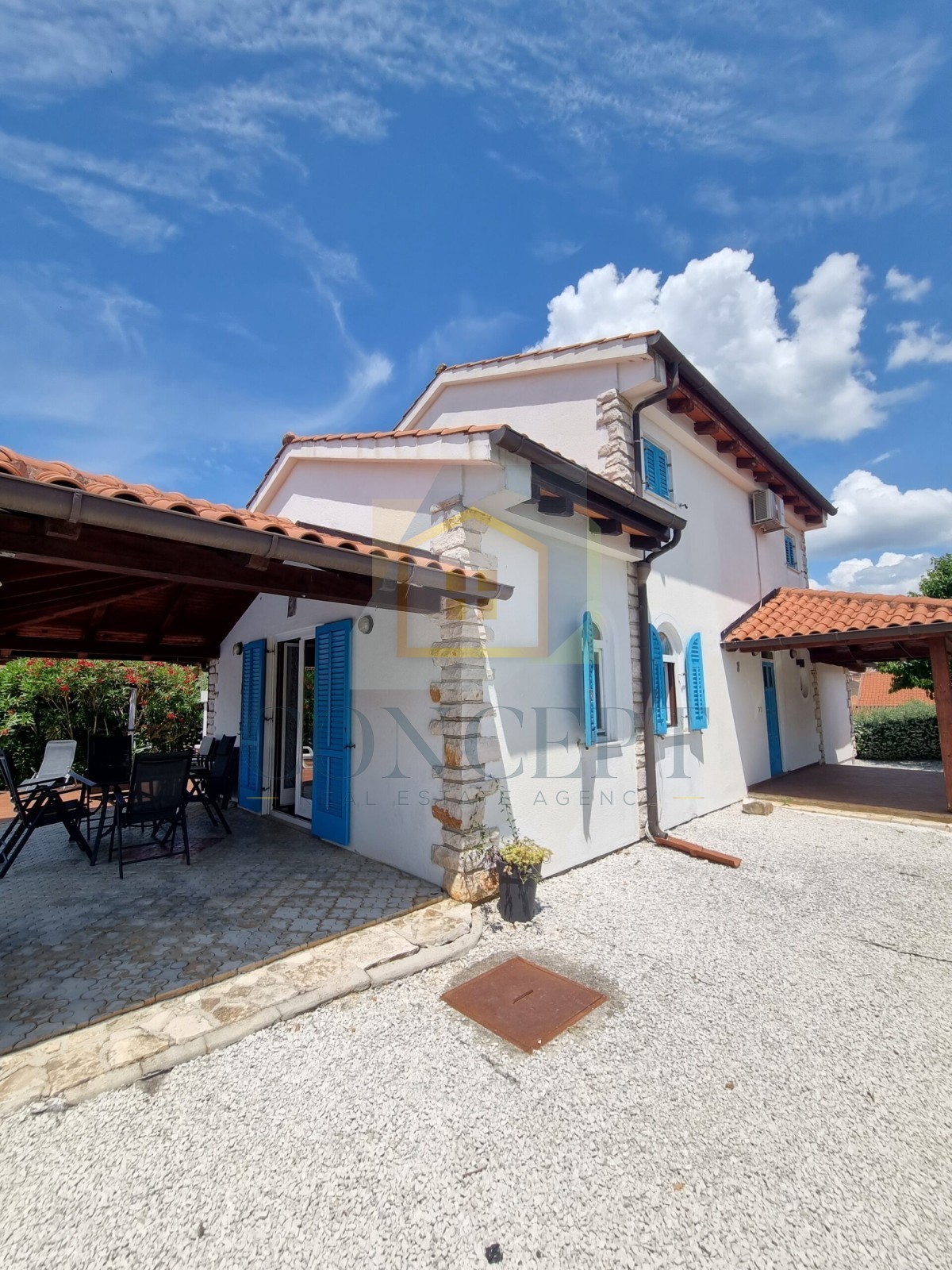 Poreč, okolica, Samostoječa hiša s bazenom na mirni lokaciji, 12 km od morja