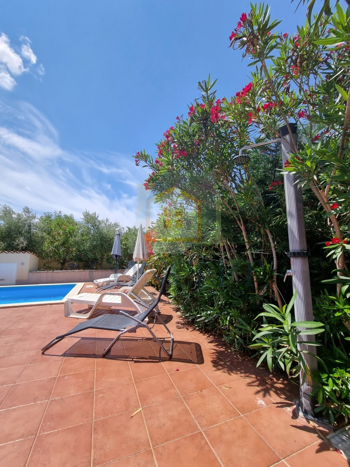 Poreč, okolica, Samostoječa hiša s bazenom na mirni lokaciji, 12 km od morja