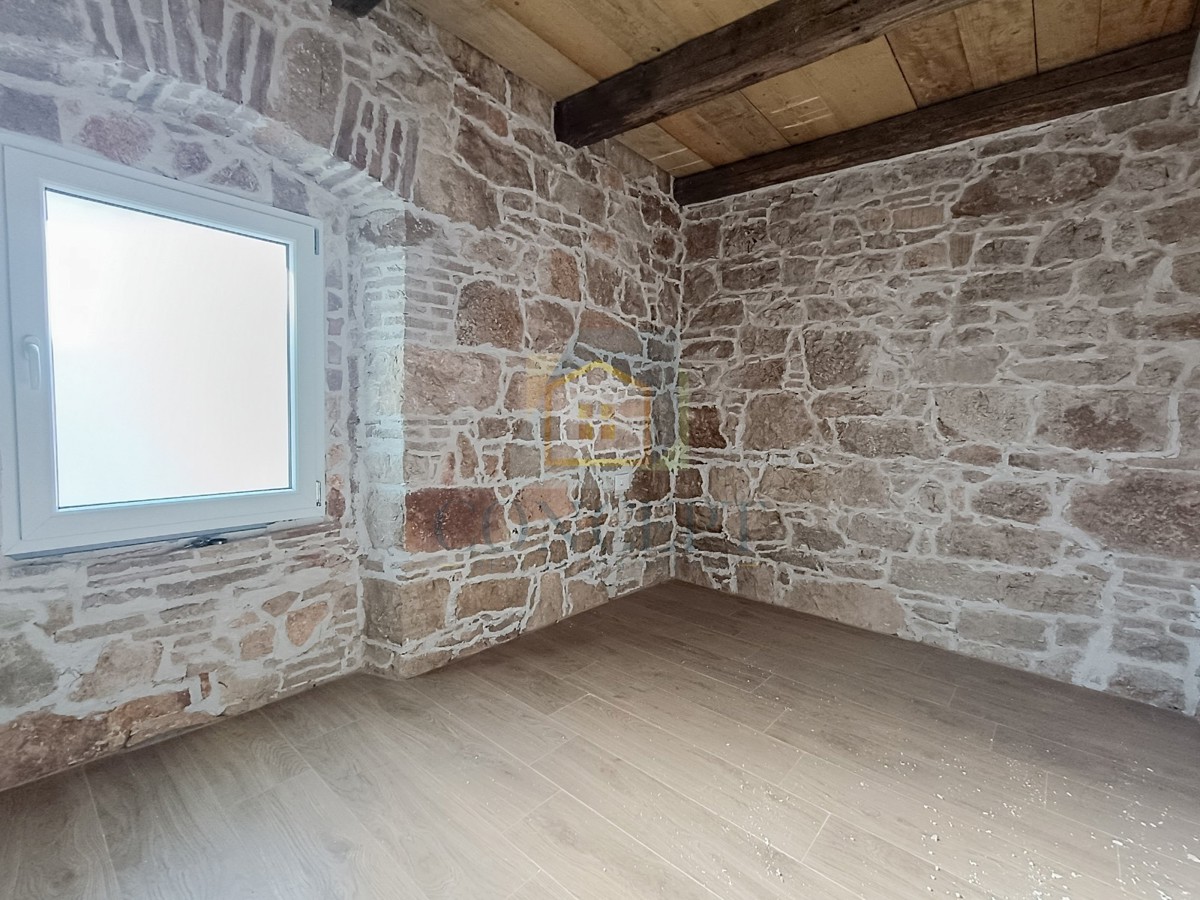 Poreč, okolica, Renovirana kamnita hiša na koncu vrste, 5 km od morja