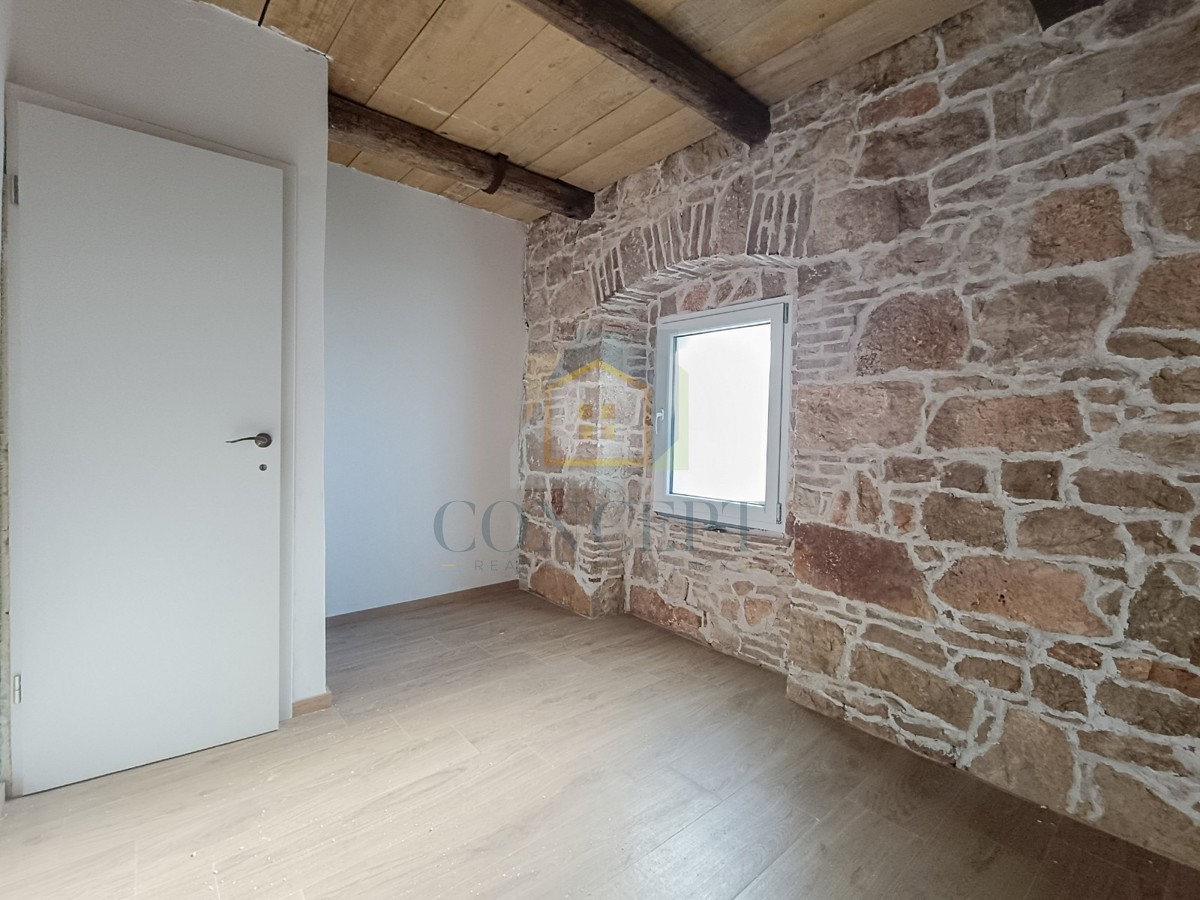 Poreč, okolica, Renovirana kamnita hiša na koncu vrste, 5 km od morja