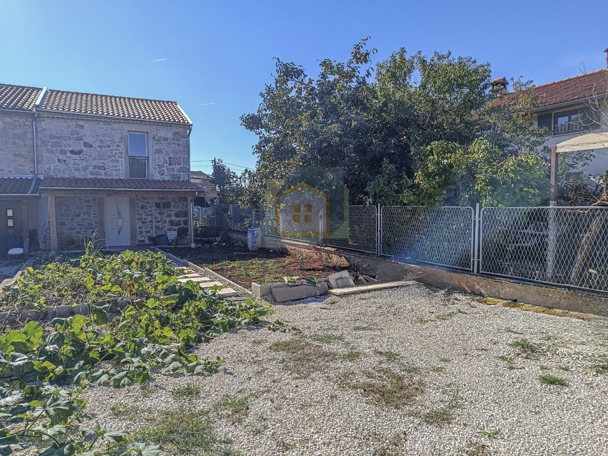 Poreč, okolica, Renovirana kamnita hiša na koncu vrste, 5 km od morja