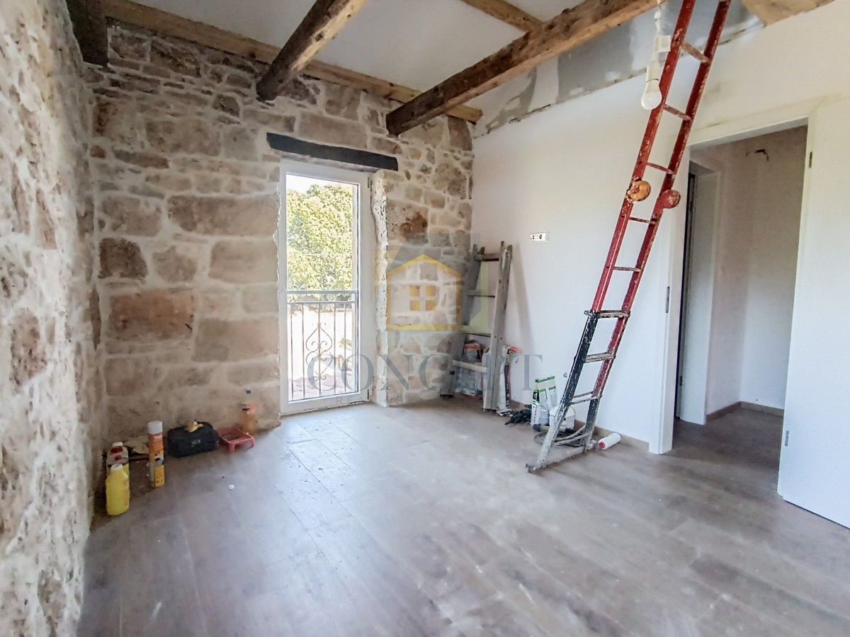 Poreč, okolica, Renovirana kamnita hiša na koncu vrste, 5 km od morja