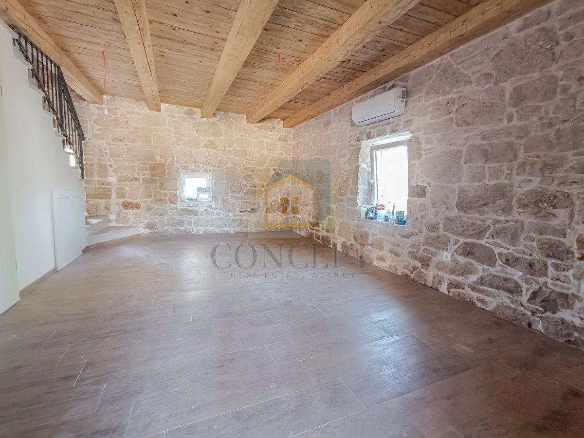 Poreč, okolica, Renovirana kamnita hiša na koncu vrste, 5 km od morja