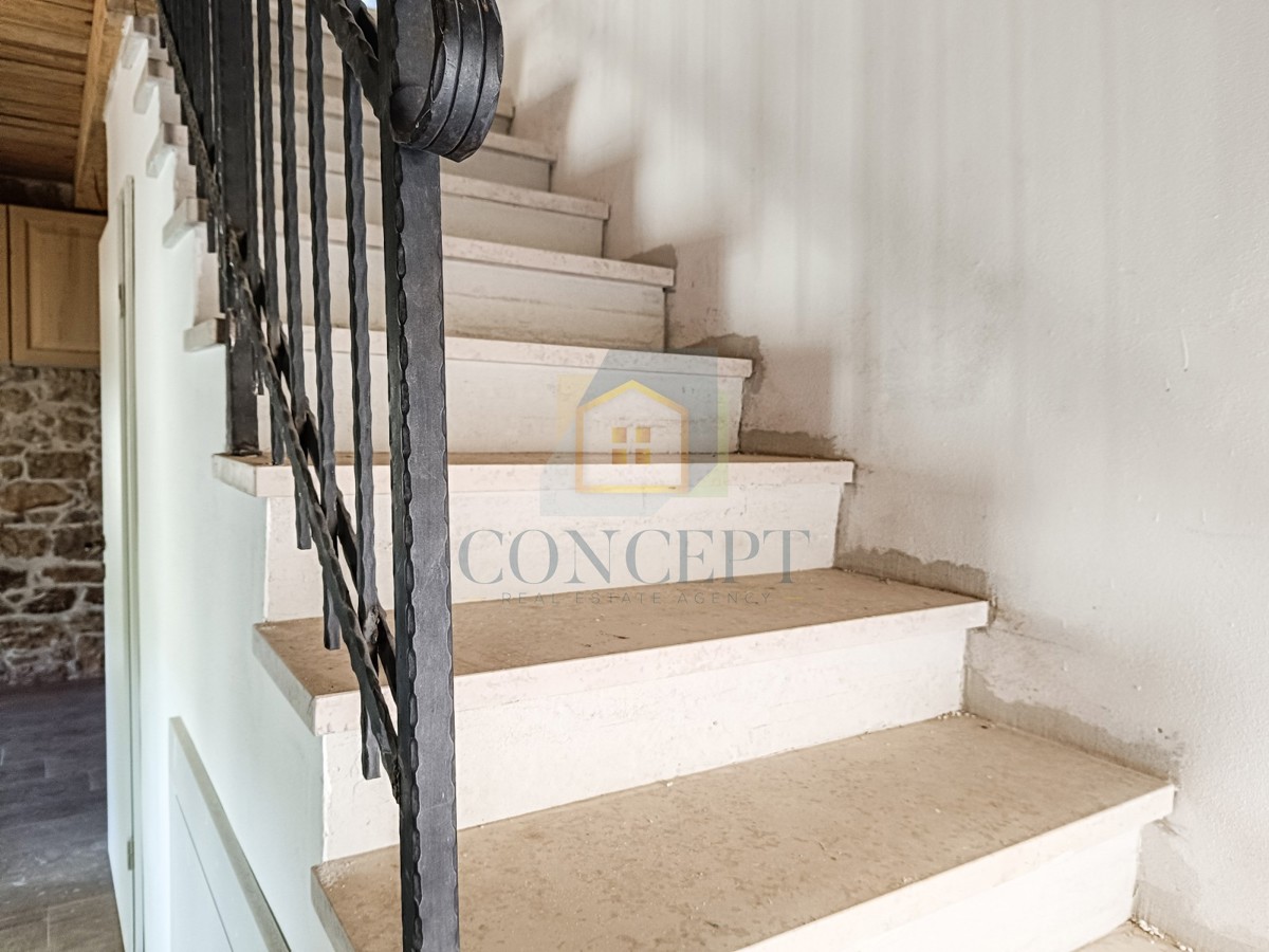 Poreč, okolica, Renovirana kamnita hiša na koncu vrste, 5 km od morja