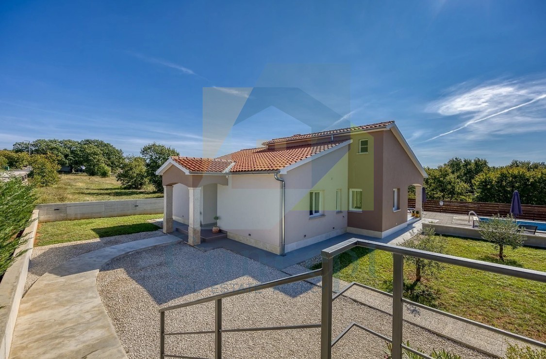 Poreč, okolica, Samostoječa hiša s bazenom na mirni lokaciji