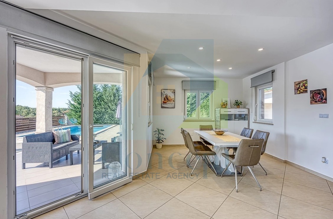 Poreč, okolica, Samostoječa hiša s bazenom na mirni lokaciji