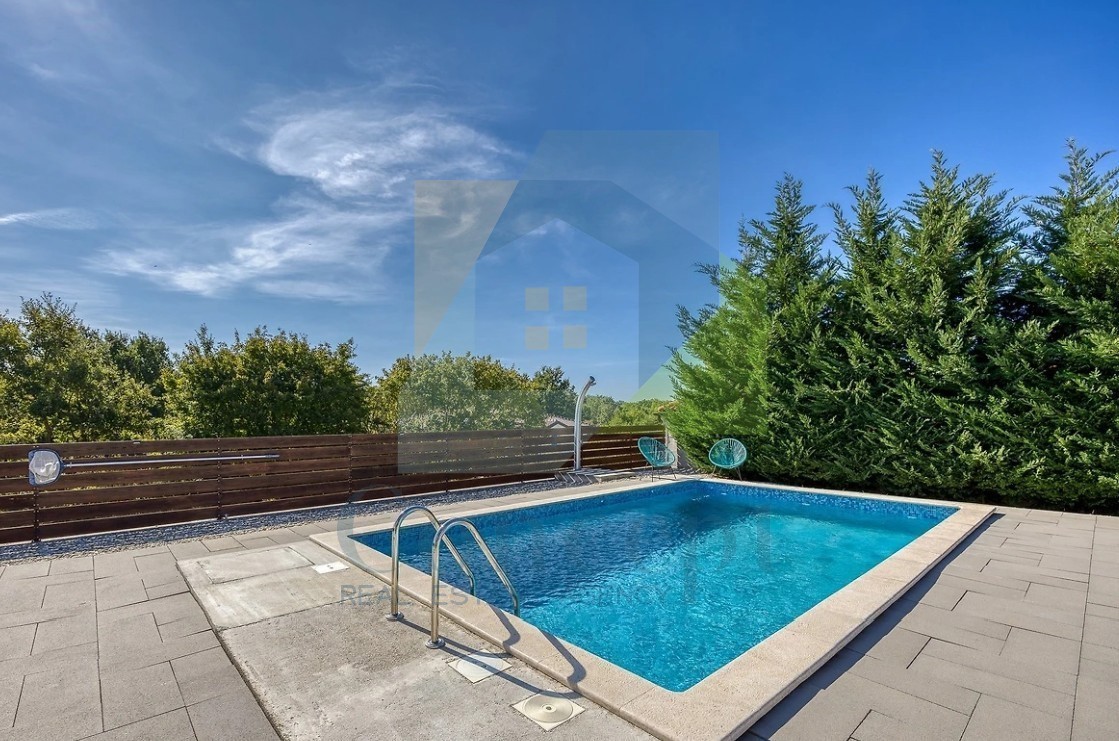 Poreč, okolica, Samostoječa hiša s bazenom na mirni lokaciji