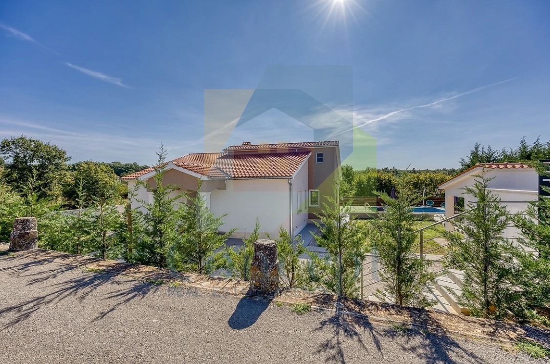 Poreč, okolica, Samostoječa hiša s bazenom na mirni lokaciji