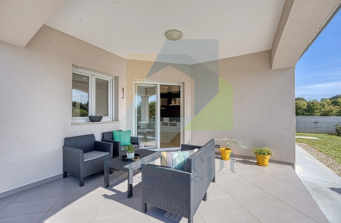 Poreč, okolica, Samostoječa hiša s bazenom na mirni lokaciji