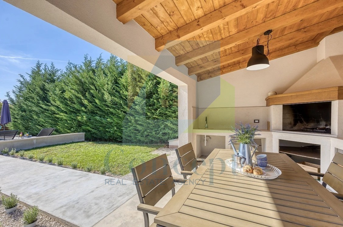 Poreč, okolica, Samostoječa hiša s bazenom na mirni lokaciji