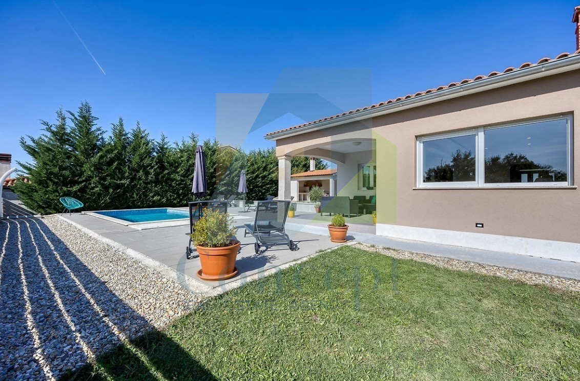 Poreč, okolica, Samostoječa hiša s bazenom na mirni lokaciji