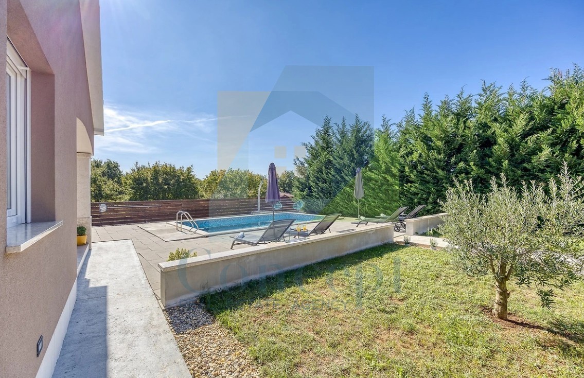 Poreč, okolica, Samostoječa hiša s bazenom na mirni lokaciji