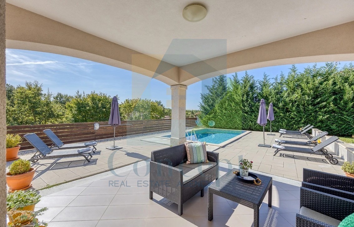 Poreč, okolica, Samostoječa hiša s bazenom na mirni lokaciji