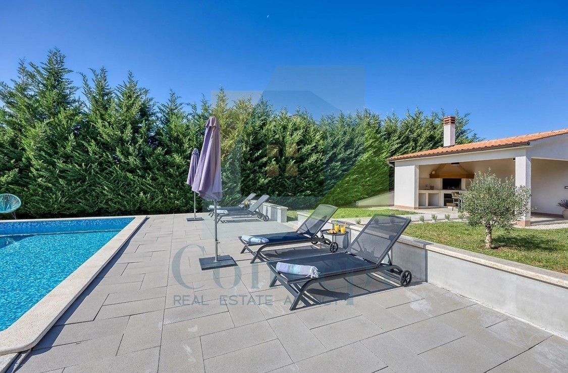 Poreč, okolica, Samostoječa hiša s bazenom na mirni lokaciji