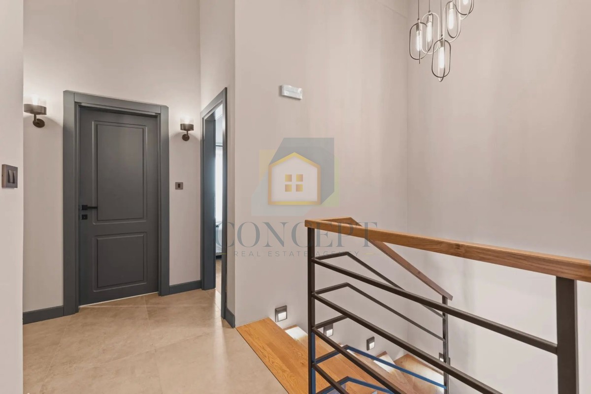 Novigrad, okolica, moderna dvojna kuća s bazenom, 8 km od mora