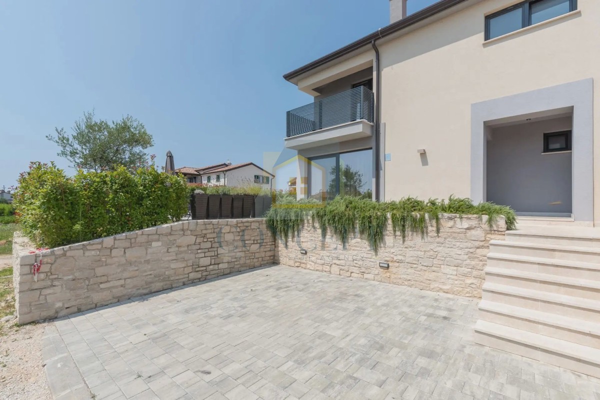 Novigrad, okolica, moderna dvojna kuća s bazenom, 8 km od mora