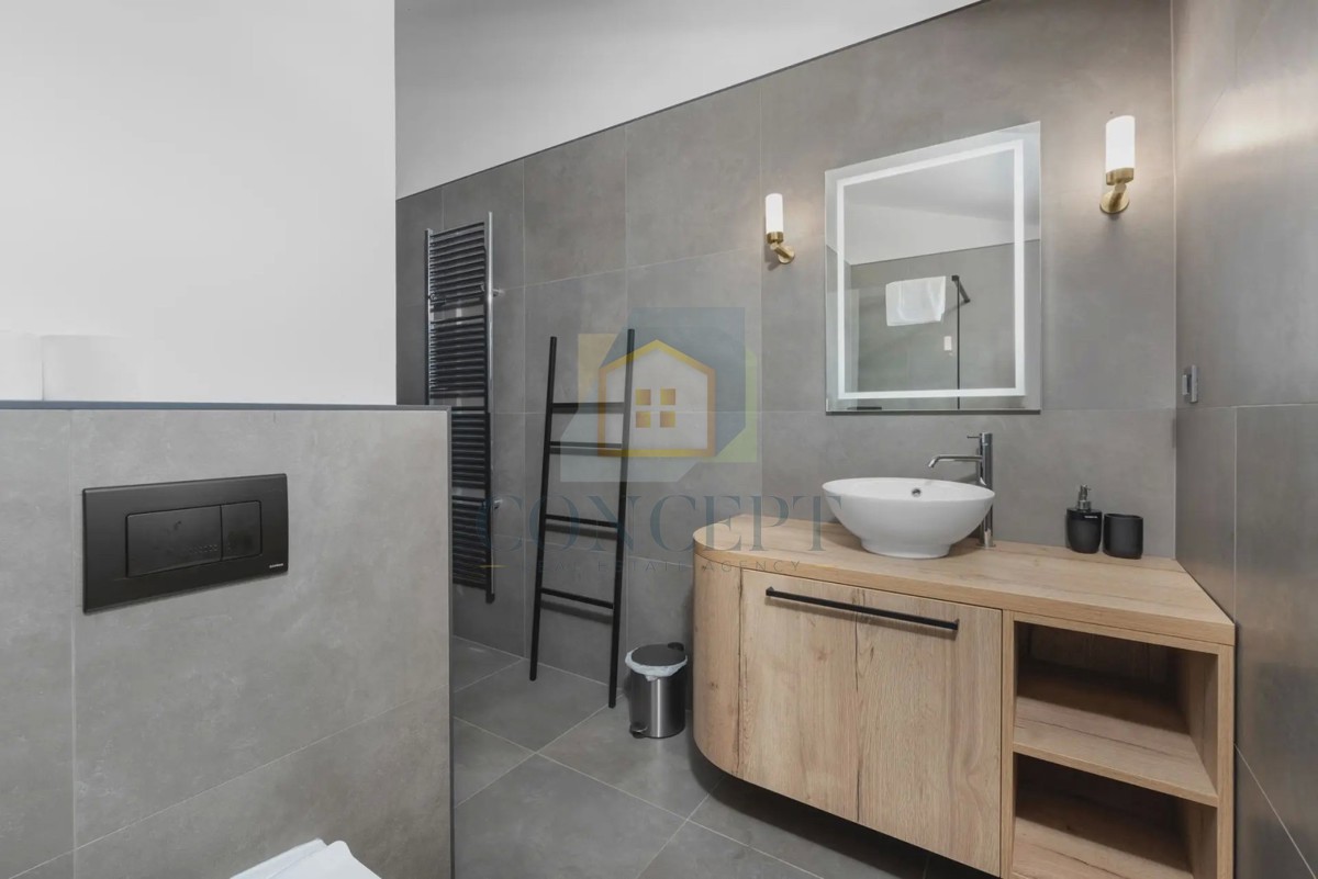 Novigrad, okolica, moderna dvojna kuća s bazenom, 8 km od mora